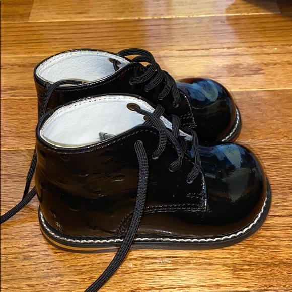 Kid Size 4.5 Black Patent Leather Walking Shoes - Picture 2 of 7